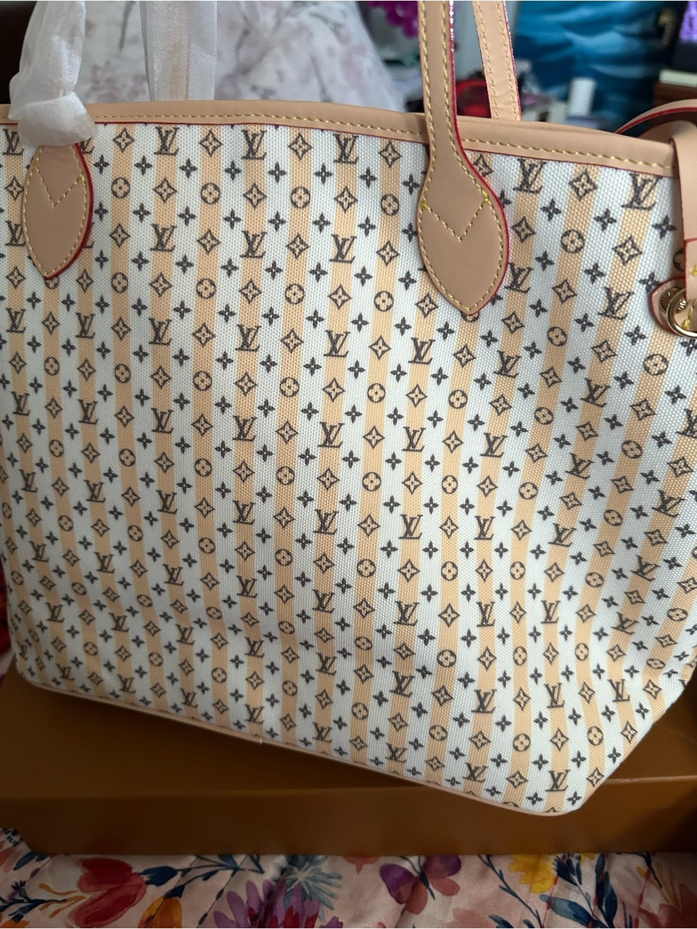 Cream & Red Never full bag - Picture 5 of 8